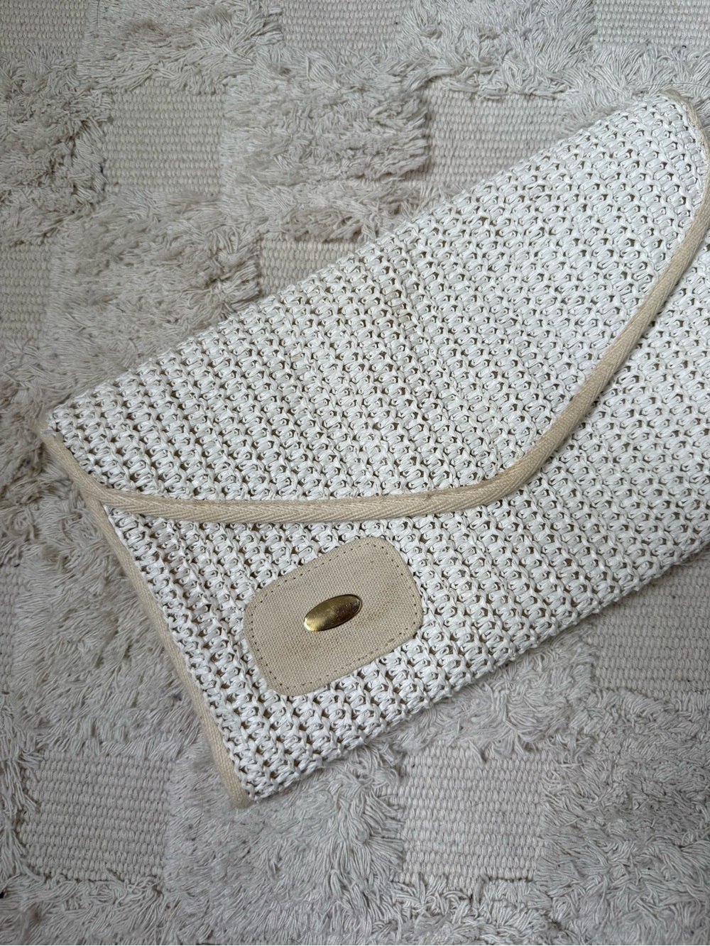 VINTAGE | 1990’s woven raffia clutch